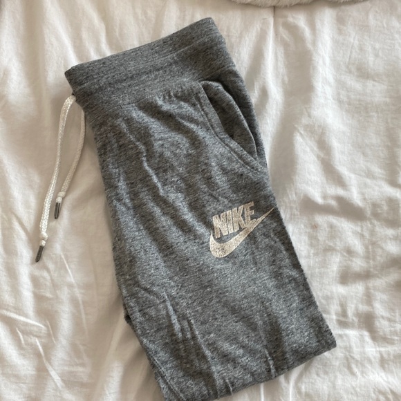 Women’s Nike Vintage Capri Sweatpants - Picture 3 of 5